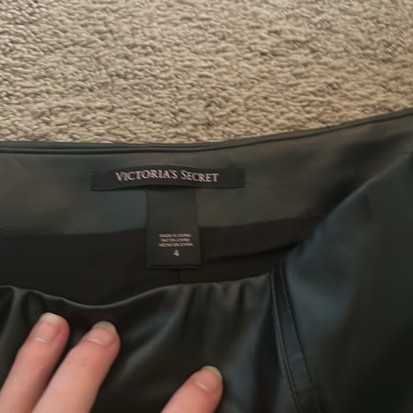 Victoria Secret Faux Leather Skirt Size 4/small - Picture 2 of 5
